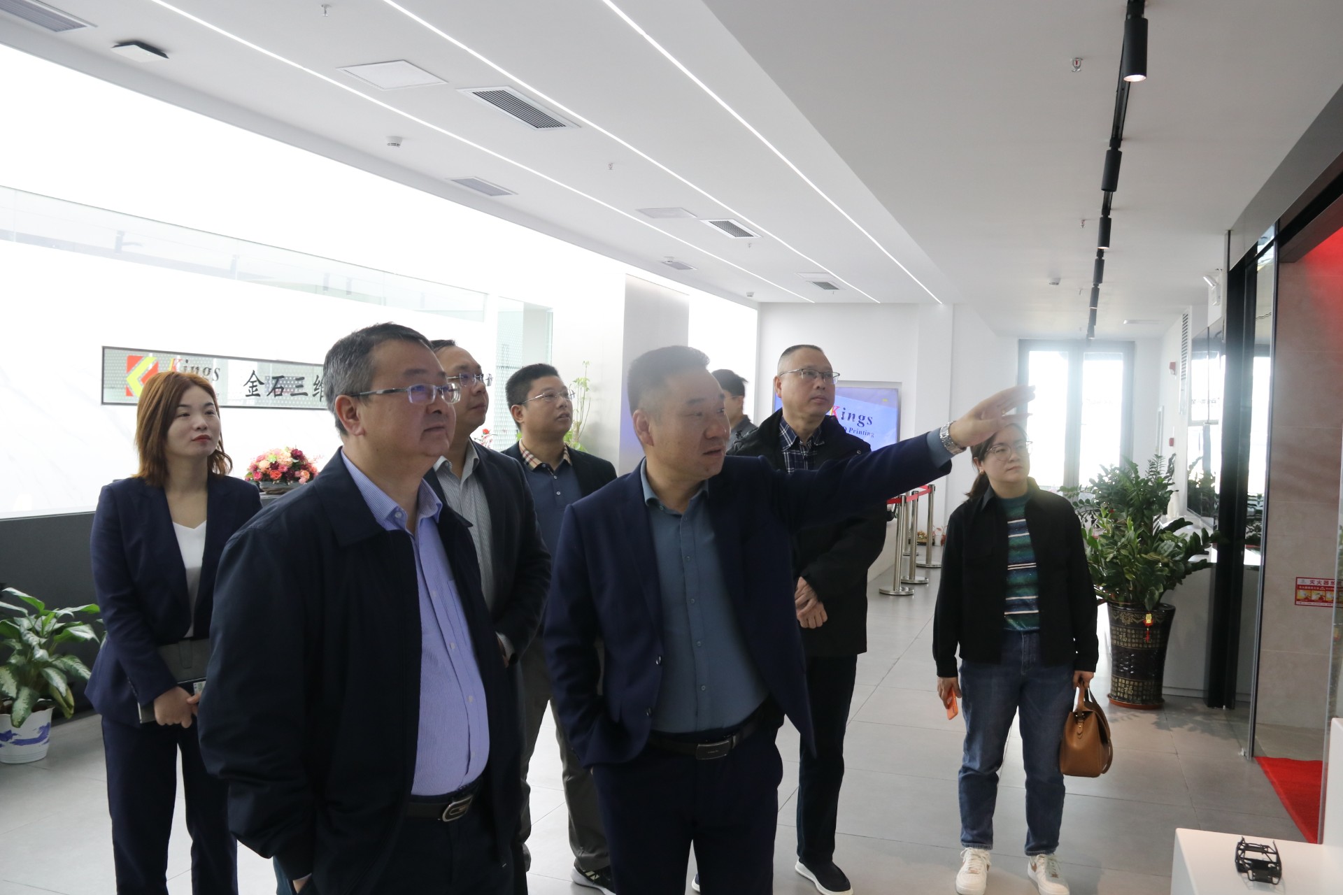 中國農(nóng)業(yè)銀行萍鄉(xiāng)分行行長(zhǎng)李建春一行蒞臨金石三維考察指導(dǎo)